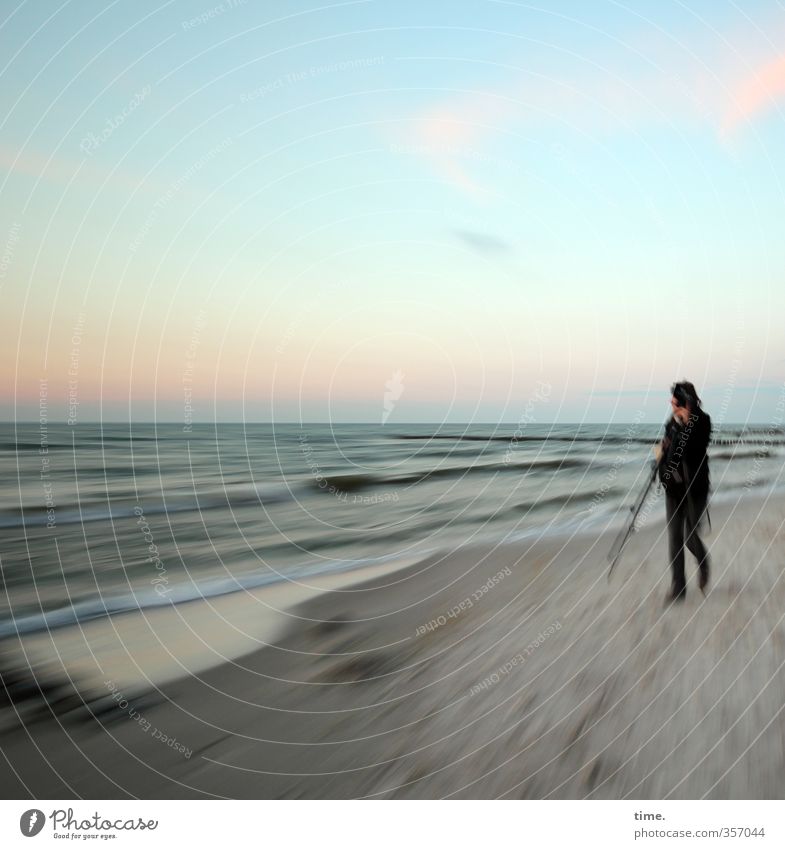 Strandläuferin 1 Mensch Himmel Horizont Schönes Wetter Küste Ostsee gehen wandern Willensstärke achtsam Wachsamkeit gewissenhaft Vorsicht Fernweh Bewegung