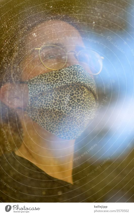 Frau mit Atemschutzmaske am Fenster Maske Mensch bedrohlich Angst 1 Porträt Schutz Erwachsene Mundschutz Virus Pandemie Coronavirus Grippe Gesundheit Krankheit
