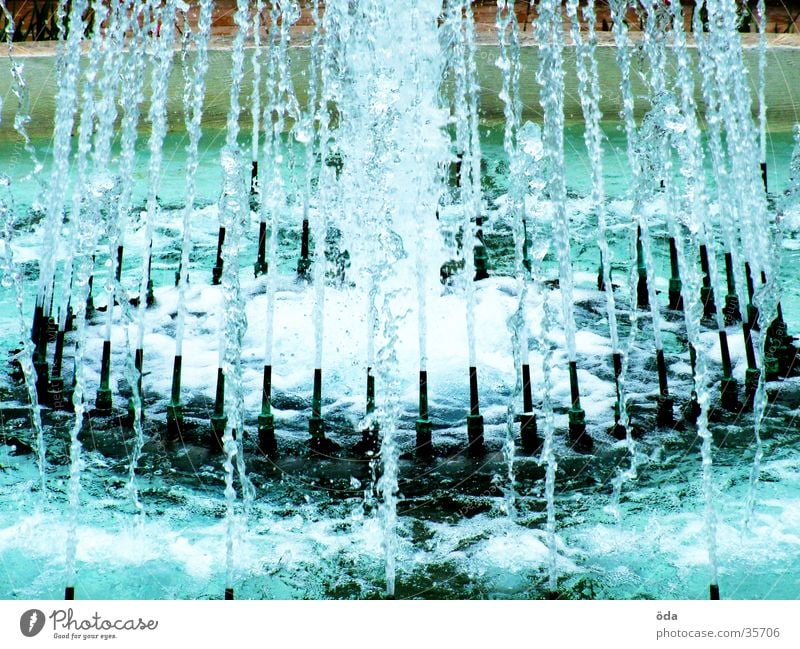 Wasser und mehr Wasser Brunnen Springbrunnen Strahlung nass Architektur spritzen Wassertropfen Düsen