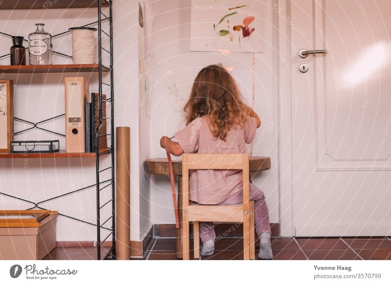 Mädchen mit langen Haareb sitzt an ihrem Schreibtisch und bastelt Kind Basteln Basteltechnik Farbfoto Kindheit 3-8 Jahre Spielen Mensch Freizeit & Hobby Freude