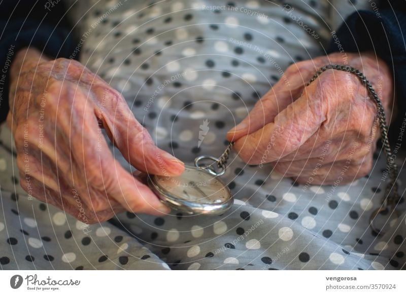 Antike mechanische Taschenuhr in einer älteren Frau mit faltigen Händen älterer Mensch alte Frau Zeit Erinnerungen alte mechanische Uhr Falte Altenpflege