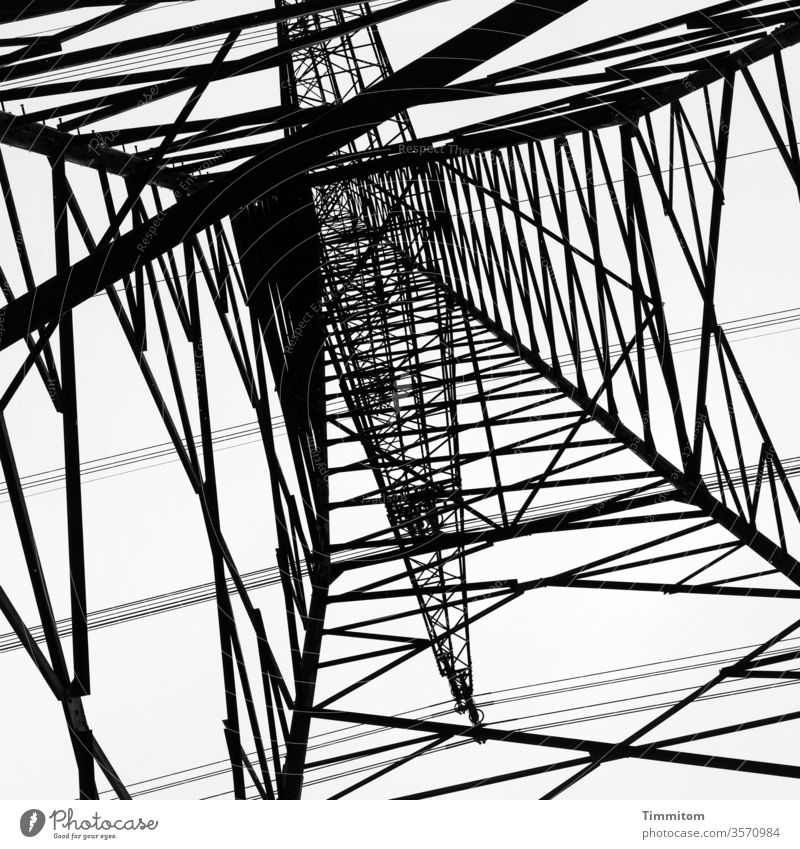 Unter dem Strommast stehen und sich das da oben im Quadrat vorstellen Mast Metall Konstruktion Himmel Technik & Technologie Energiewirtschaft