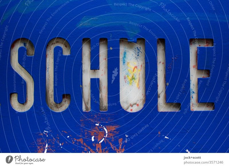Schule im festen metallischen Rahmen Schilder & Markierungen Wort nah Hintergrund neutral blau Typographie dreidimensional Großbuchstabe ausgeschnitten Design