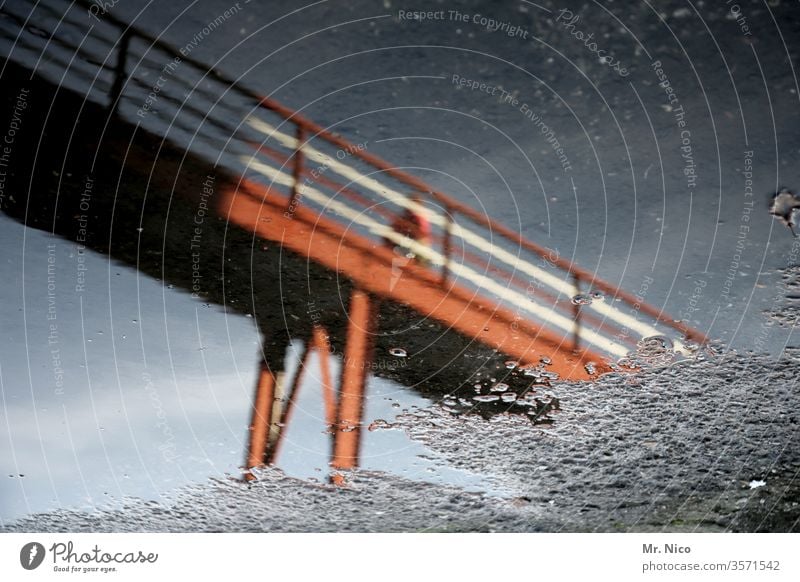 Fußgängerbrücke Brücke Fußgängerübergang gehen Wege & Pfade Pfütze Pfützenspiegelung Asphalt Reflexion & Spiegelung nass Stadt Wasser Schatten Teer Regenzeit