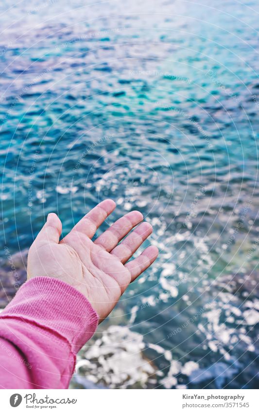Weibliche Hand mit offener Handfläche greift nach der Wasseroberfläche Tag der Weltmeere Hoffnung Mann Frau Meer MEER Oberfläche blau Konzept pov berühren
