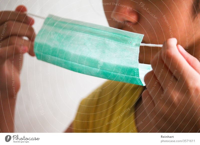 Schutz des Körpers Umweltschutz Farbfoto Umweltverschmutzung Tag Gesichtsmaske Mundschutz covid-19 Coronavirus Korona Grippe Teenager zu Hause bleiben