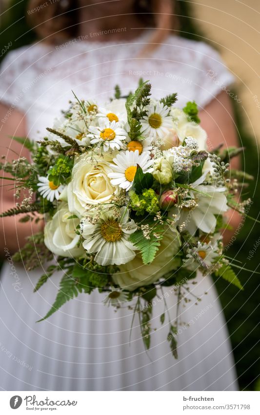 Braut hält Brautstrauß Hochzeit Liebe Blumenstrauß Farbfoto Außenaufnahme schön Romantik Feste & Feiern weiß Frau Fröhlichkeit Erwachsene elegant Glück