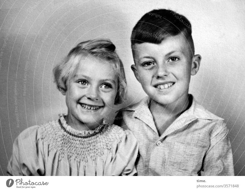 Wirtschaftswunderkinder damals früher historisch junge kurzhaarig hemd kleid lachen mädchen geschwister posing zusammen gemeinsam glücklich