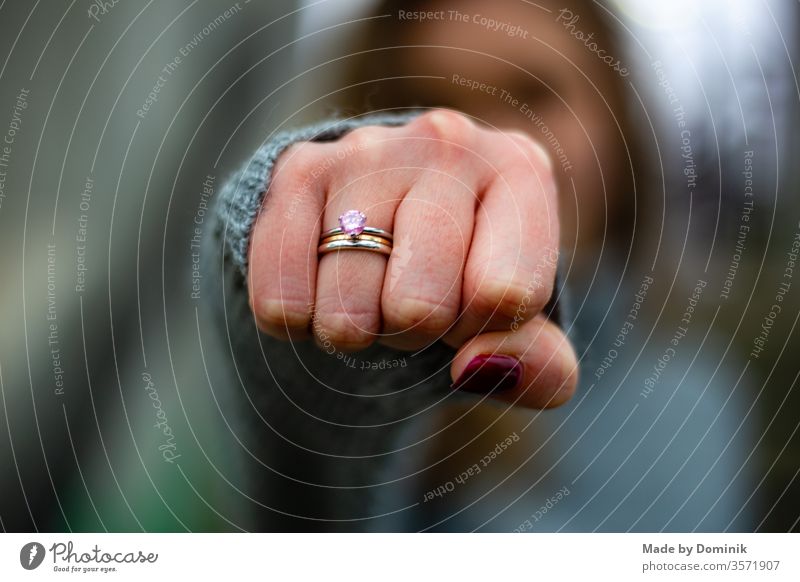 junge Frau streckt Faust mit Ring in die Kamera Hand Susi Schmuck Ringfinger Nagellack Finger Mensch Farbfoto feminin Nahaufnahme Accessoire Jugendliche