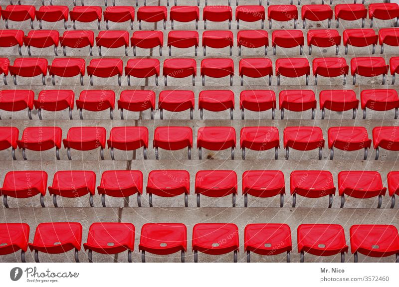 Symmetrie | in rot Stadion Strukturen & Formen Muster abstrakt nebeneinander hintereinander Perspektive Ordnungsliebe gleich viele Kunststoff Sitzreihe Reihe