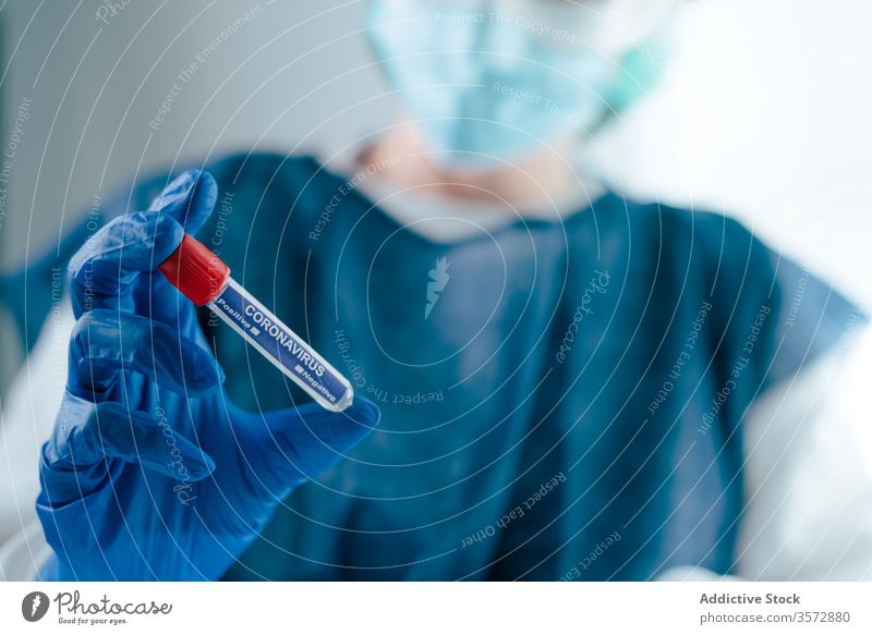 Krankenschwester mit Coronavirus-Blutproben Reagenzglas Probe COVID19 Diagnostik Medizin Infektion Arzt Pandemie forschen Analyse untersuchen Leckerbissen