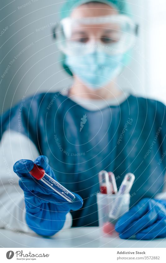 Krankenschwester mit Coronavirus-Blutproben Reagenzglas Probe COVID19 Diagnostik Medizin Infektion Arzt Pandemie forschen Analyse untersuchen Leckerbissen