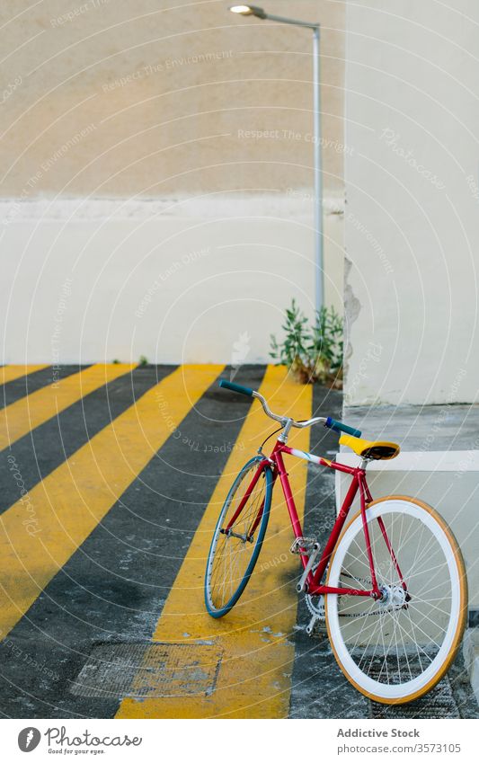 Radfahren auf der Straße Fahrrad Fixie Zyklus urban feststehend Sport Transport Ausrüstung Lifestyle Wand Hipster Mitfahrgelegenheit Pedal anketten Aktion