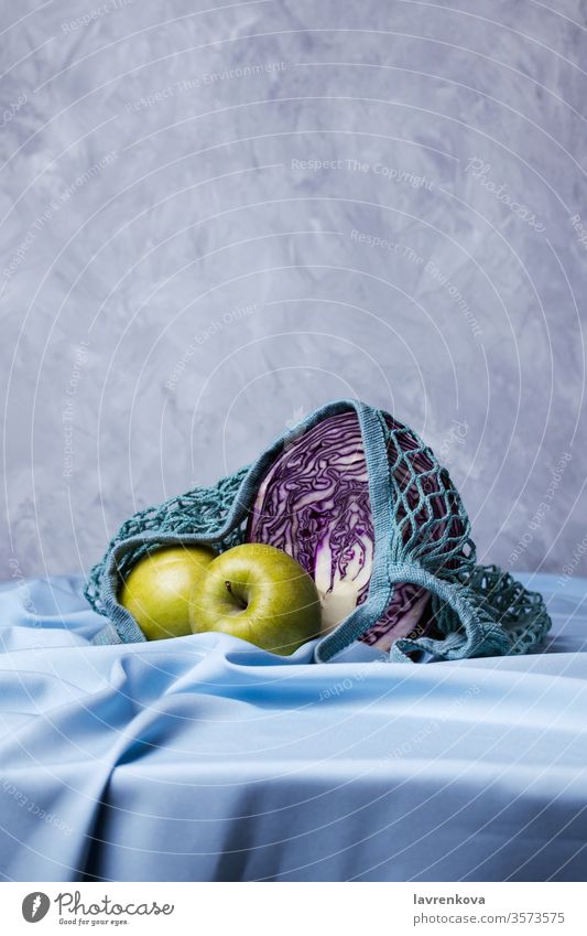 Grüne Bio-Äpfel und Rotkohl in abfallfreien Säcken, selektiver Fokus Taschen Diät Vorhang Lebensmittel frisch Frucht grün Ernte Gesundheit blau Leinen