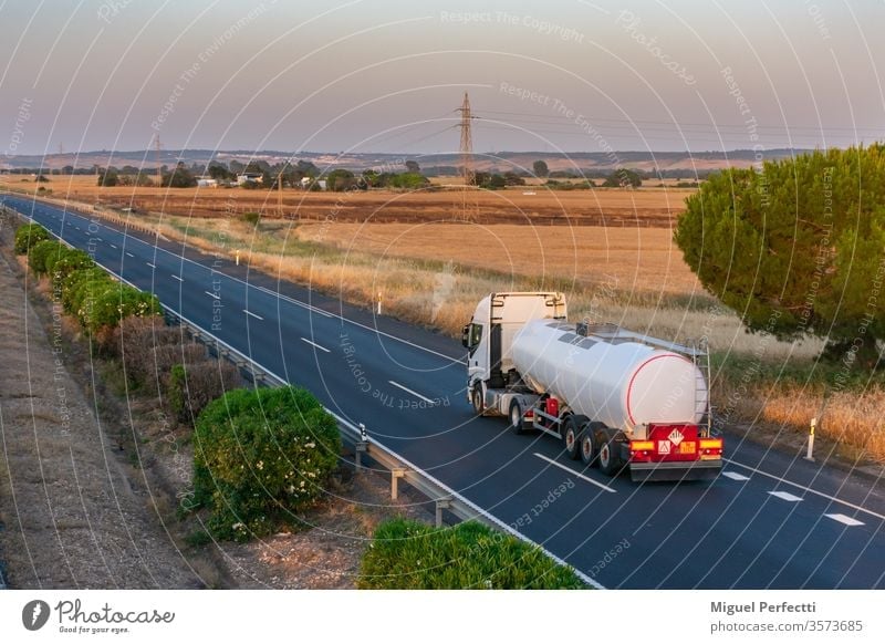 Tankwagen mit wärmeisoliertem Sattelauflieger für den Transport von Flüssigkeiten bei hohen Temperaturen, die auf der Autobahn zirkulieren. gefährliche Güter