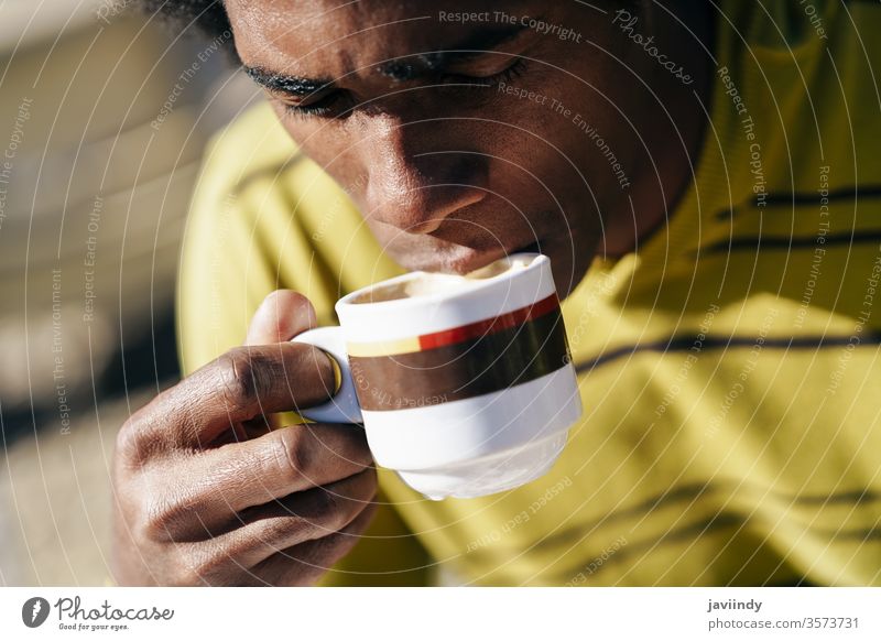 Schwarzer Mann genießt Kaffee im Café, während er im Freien am Tisch sitzt Erwachsener Afrikanisch Afro-Look Amerikaner attraktiv Hintergrund schön Getränk