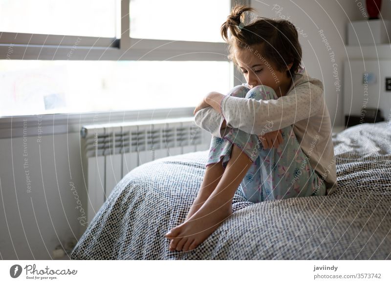 Neunjähriges Mädchen sitzt gelangweilt im Bett Morgen absperren traurig Quarantäne nachdenklich Raum Abgeschiedenheit Selbstisolierung Temperatur Tochter