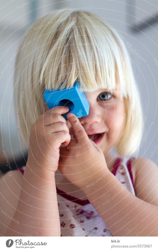 Wörtlich genommen l Bauklötze staunen... Kind Kleinkind Mädchen Kindheit Spielen Spielzeug spielerisch Bauklotz Klotz blau schauen durchsichtig durchschauen