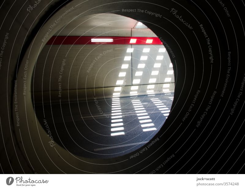 Lichtspiel im Tunnelblick Kreis Betonwand Lichtstreifen Architektur Straße leuchten Schatten modern Symmetrie Lichterscheinung Stil Strukturen & Formen Brücke