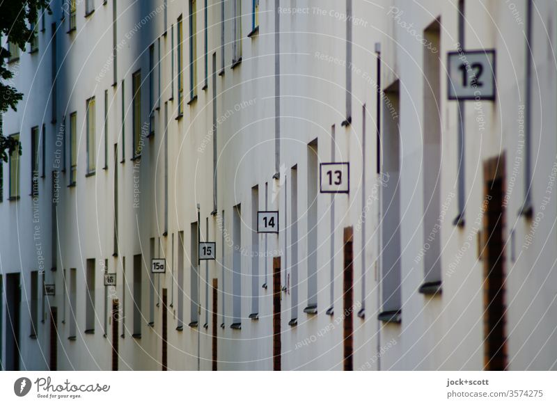 Hausnummern von 16a bis 12 in einer Straße Fassade Ordnung Perspektive Ziffern & Zahlen Wand Mietshaus Architektur Reihe Typo Reihenfolge