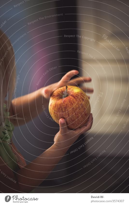 Kind hält einen Apfel in den Händen Hand halten haltend festhalten präsentieren gesund Ernährung Gesunde Ernährung Vitamine Vitamin B Vitamin A Obst frisch