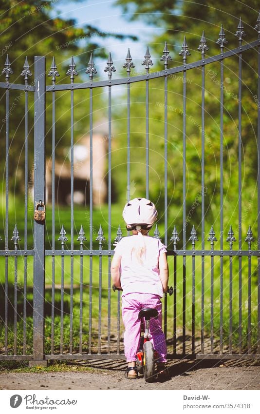 vor verschlossenen Toren Mädchen Tür Zaun Gitter zu Fahrrad Fahrradfahren Betreten verboten abgeschlossen Vorhängeschloss Schloss Schlosspark privat