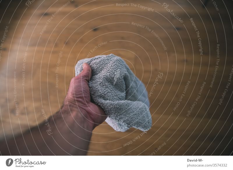 Wörtlich genommen l Das Handtuch schmeißen das festhalten Reinigen putzen Sauberkeit sauber Saubermann saubermacher Reinlichkeit Ordnung Mensch Farbfoto Lappen