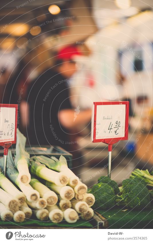 Wochenmarkt - Frische Möhren Marktplatz Gemüse Marktstand nachhaltig gesund Bioprodukte Händler verbraucher Käufer Verkäufer kaufen verkaufen Lebensmittel