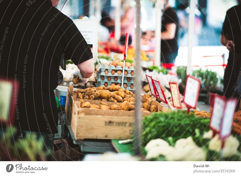Wochenmarkt - am Gemüsestand Marktplatz Marktstand nachhaltig gesund Bioprodukte Händler verbraucher Käufer Verkäufer kaufen verkaufen Lebensmittel frisch
