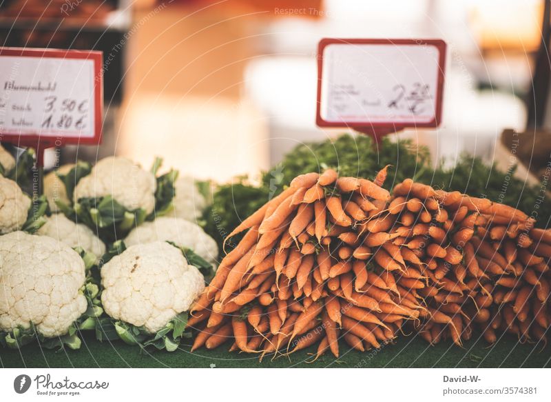 Wochenmarkt - frischen Blumenkohl und saftige Möhren im Angebot Marktplatz Karotten Gemüse Marktstand nachhaltig gesund Bioprodukte Händler verbraucher Käufer