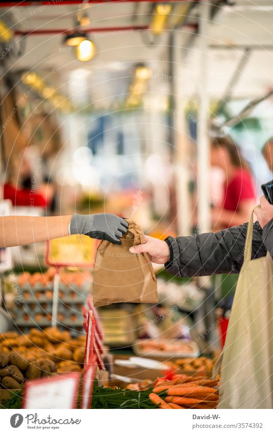 Wochenmarkt - verkaufen / kaufen Marktplatz Karotten Möhren Tüte Kunden Hand Gemüse Marktstand nachhaltig gesund Bioprodukte Händler verbraucher Käufer