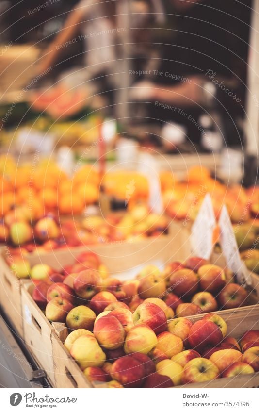 Wochenmarkt - frische saftige Äpfel Marktplatz Obst Marktstand nachhaltig gesund Bioprodukte Händler verbraucher Käufer Verkäufer kaufen verkaufen Lebensmittel