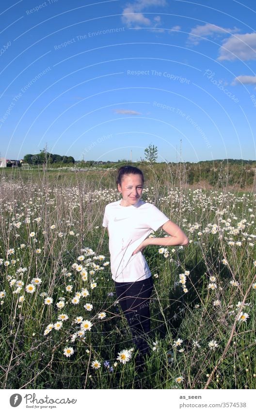 Mädchen im Margeritenfeld Feld Blumen weiß blau Himmel schönes Wetter Natur Pflanze Sommer grün Wiese Umwelt Schönes Wetter Tag Frühling Jugendliche Kindheit