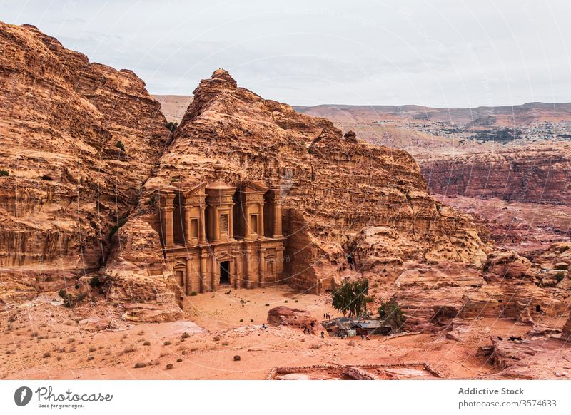 Ansichten eines berühmten Tempels in Petra von oben gesehen antik Architektur historisch alt Stein schnitzen Gebäude Tourismus Jordanien Naher Osten Kultur Erbe