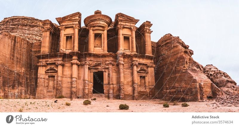 Ansichten eines berühmten Tempels in Petra von oben gesehen antik Architektur historisch alt Stein schnitzen Gebäude Tourismus Jordanien Naher Osten Kultur Erbe