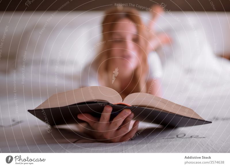 Faule junge Ingwerfrau mit Buch im Bett am Wochenende Frau friedlich LAZY träumen sich[Akk] entspannen lesen sei meine Liebe Lügen Magen Rotschopf rote Haare