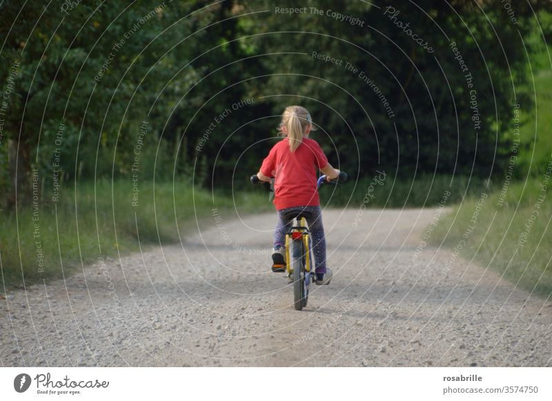 lebensnotwendig | Abenteuer in der Kindheit – kleines Mädchen ist alleine auf seinem Fahrrad unterwegs Ausflug fahren Natur Weg Schotterweg ländlich draußen