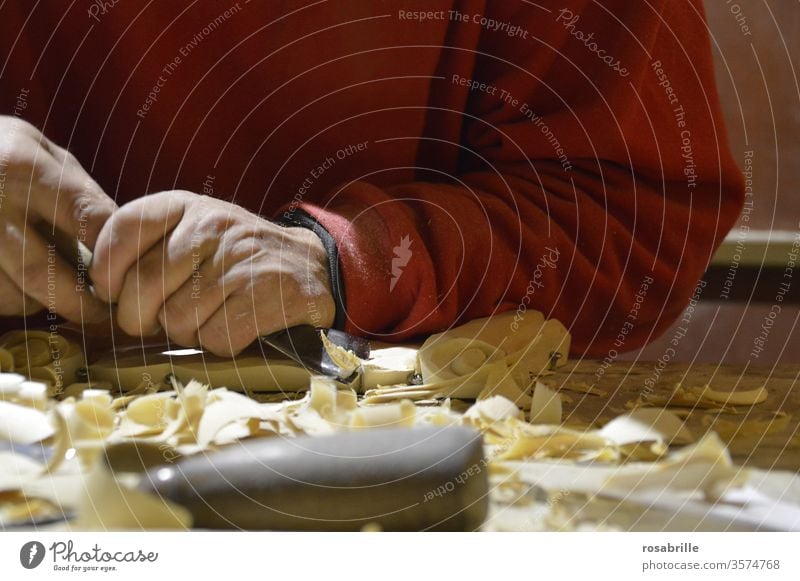 wörtlich genommen | aus welchem Holz er geschnitzt ist – Hände eines Mannes beim Schnitzen Handwerk Handwerker schnitzen Schnitzmesser Stemmeisen Stechbeitel
