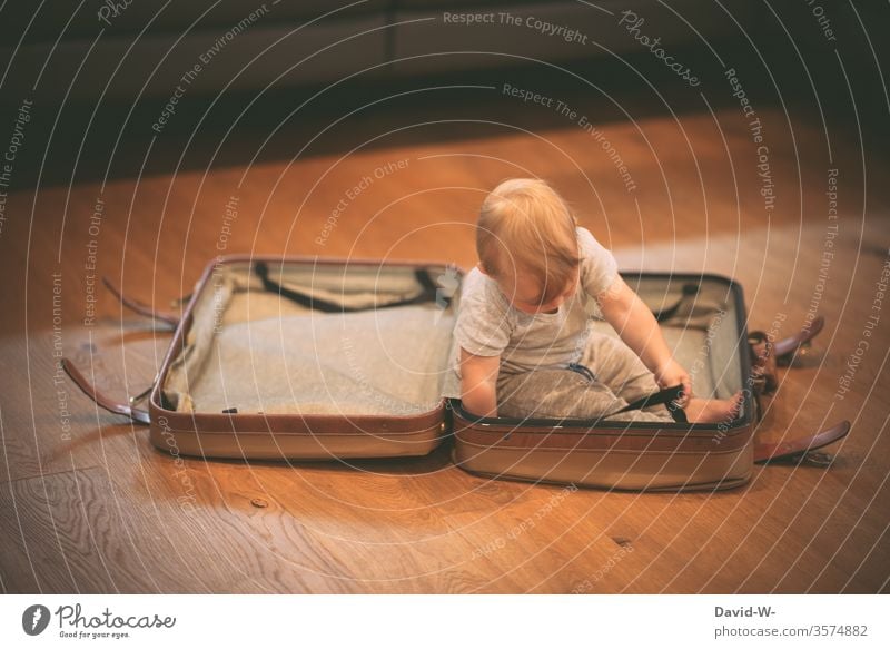 alt | der Koffer - jung | der Inhalt Kind Kleinkind verreisen Reise Urlaub vorbereitung planung Urlaubsstimmung urlaubsreif Ferien & Urlaub & Reisen Farbfoto