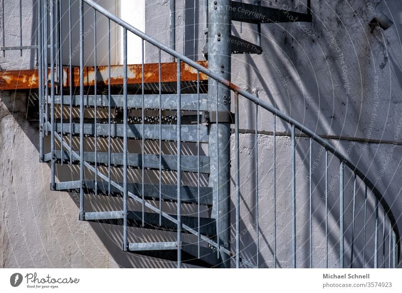 Wendeltreppe außen aus Metall und mit Rost Treppe Architektur Treppengeländer Geländer aufsteigen aufwärts Schatten Menschenleer