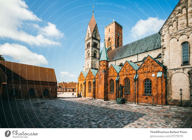 Imposante Kirche - Menschenleer Haus häuserzelle Ribe Dänemark Wolken Himmel Außenaufnahme blau Ferien & Urlaub & Reisen Tourismus Pflastersteine historisch