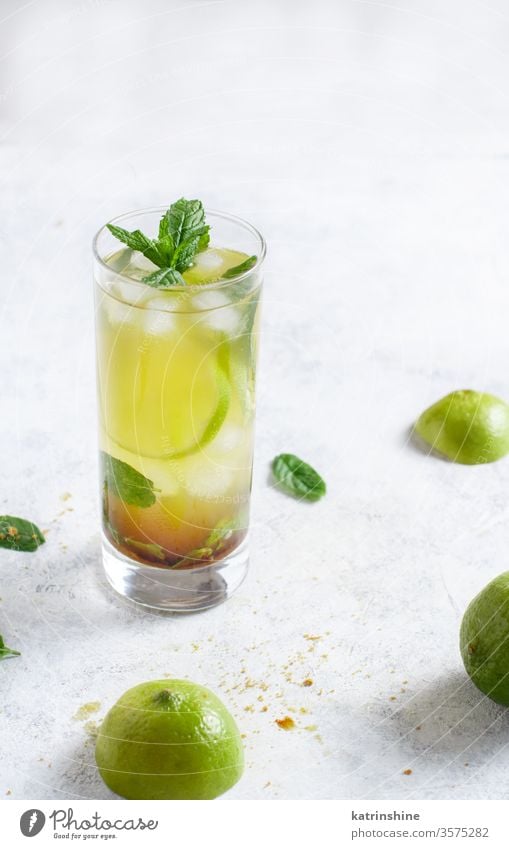 Hausgemachter erfrischender Mojito-Cocktail in einem hohen Glas Mocktail Minze Kalk Caipiroska Caipirinha Limonade Getränk trinken Blatt weiß Textfreiraum