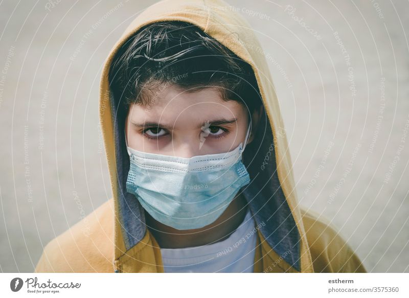 Nahaufnahme eines traurigen Kindes mit medizinischer Maske Coronavirus Virus Seuche Pandemie nachdenklich Quarantäne covid-19 Symptom Medizin Gesundheit Tod