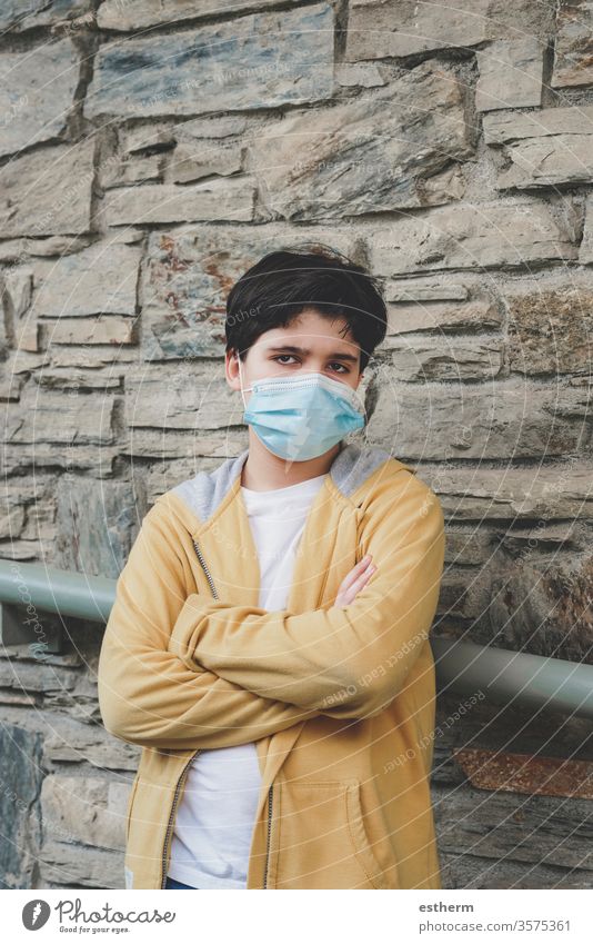trauriges und wütendes Kind mit medizinischer Maske Coronavirus Virus Seuche Pandemie nachdenklich Quarantäne covid-19 Symptom Medizin Gesundheit Tod behüten