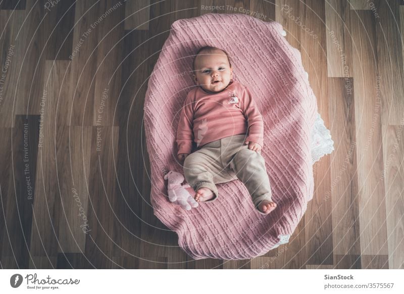 Süßes Baby im Korb liegend, Ansicht von oben. Bett weiß wenig niedlich neugeboren heimwärts jung Kind Säugling Kindheit Top bezaubernd schön rosa Gesundheit