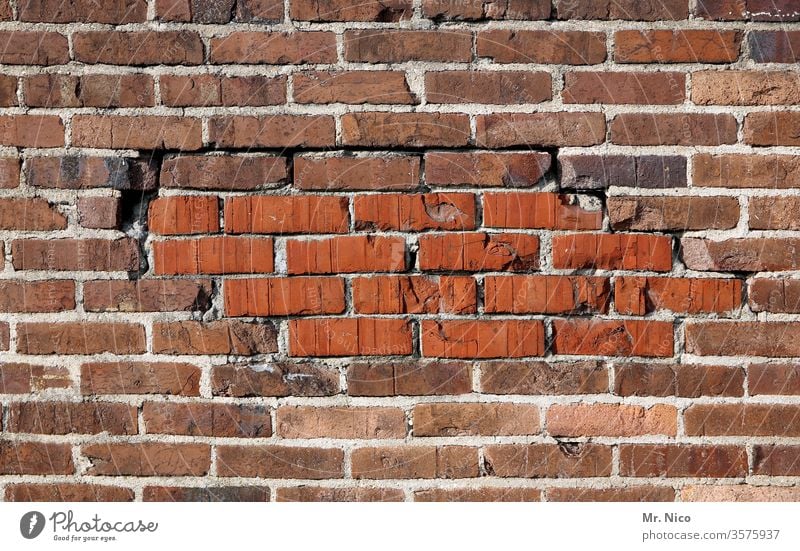 geflickte Mauer Maurerhandwerk Baustein rechteckig alt rau Konstruktion Material solide Gebäude Wand Stein rot Mauerwerk bauen Zement verwittert dreckig