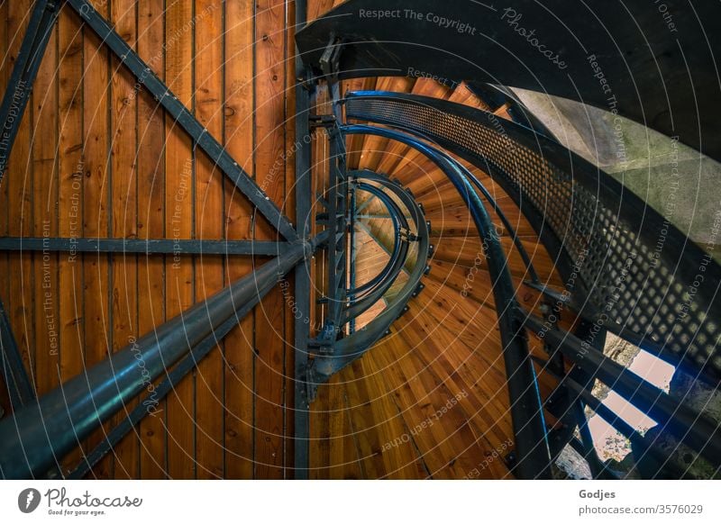 Blick nach oben in ein Treppenhaus aus Holz und Metall, Wendeltreppe Architektur Treppengeländer Innenaufnahme Menschenleer Farbfoto Gebäude Haus Wand Mauer