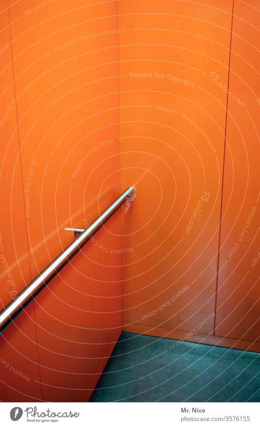 Fahrstuhl Technik & Technologie aufwärts abwärts Raum orange Wand Beleuchtung Griff Metall Kunstlicht Design grell modern Neonlicht festhalten Ecke