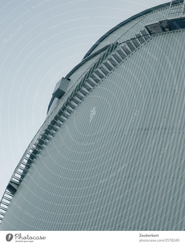 Treppe am Fernwärmespeicher des Fernheizwerks Neukölln Aufstieg Kurve Bogen Fassade Metall Streifen weiß grau trist reduziert Linie graphisch abstrakt schlicht