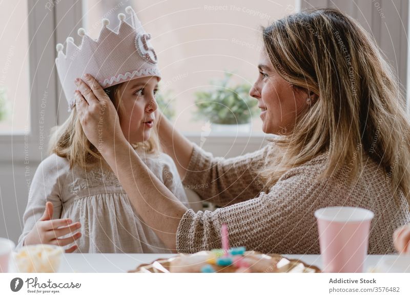 Mutter setzt Tochter im Urlaub dekorative Krone auf Geburtstag Prinzessin Liebe handgefertigt Party feiern heimwärts Filz Kind Veranstaltung Spaß Zusammensein